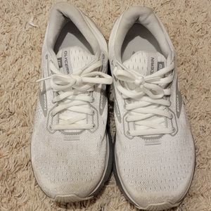 Brooks Glycerin white and gray tennis shoes. SIZE 7.5